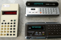 Taschenrechner Interton PC4019 von 1974, Casio CQ-1 von 1976 und Casio CQ-2 von 1976